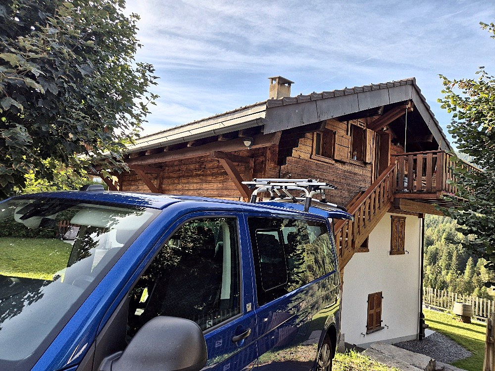 Parking devant le chalet et son escalier extérieur à Ovronnaz
