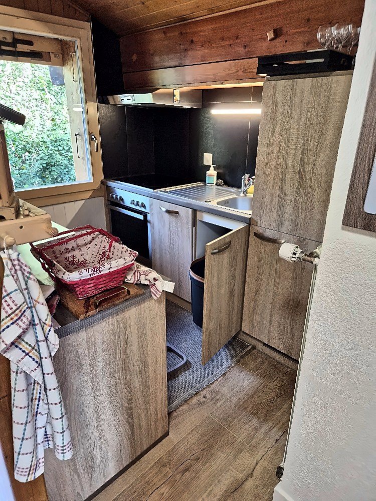 Cuisine équipée avec plaques, four et évier